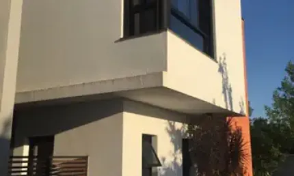 Casa com 3 quartos, 130 m2, em loteamento com infraestrutura de lazer.