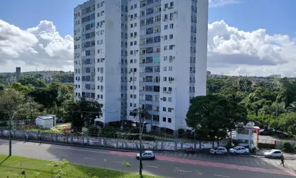 ACHADO IMPERDÍVEL na Av. Paralela – Apto 2 quartos com Closet, Varanda – Praticidade, Segurança e Localização Top!