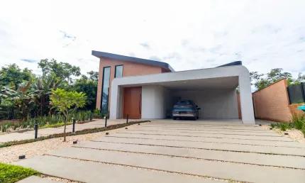 Casa de Condomínio em Senador Canedo, com 4Q, piscina, cinema e mais