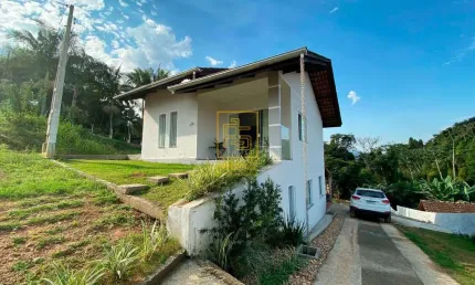 Casa de 2 pavimentos e com amplo quintal no bairro das Capitais em Timbó