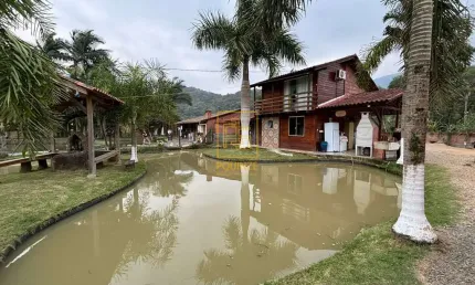 Sítio encantador com suíte e área de festa em rodeio