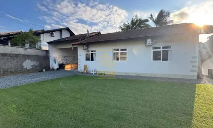 Casa com amplo quintal em região livre de enchentes