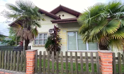 Residência com 3 dormitórios e amplo quintal em Timbó