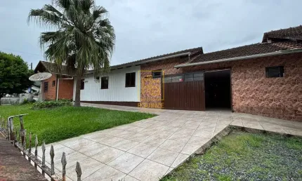 Casa de esquina com kitnets para renda extra em Timbó