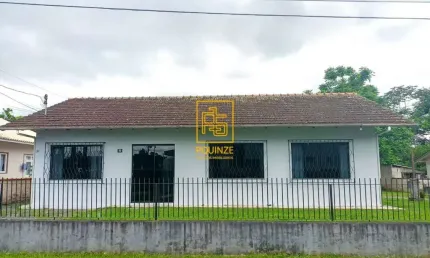 Casa com edícula e amplo terreno no bairro Araponguinhas