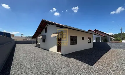 Casa com amplo espaço externo e depósito no bairro padre martinho stein