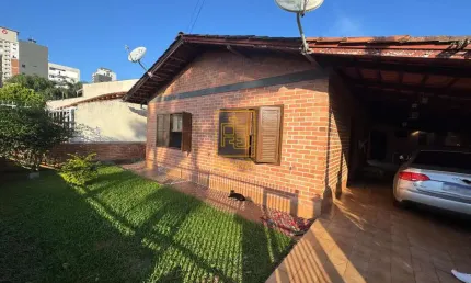 Casa semi mobiliada a 400m do mar em Balneário Piçarras