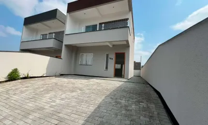 Sobrado com 3 dormitórios e amplo quintal em Indaial