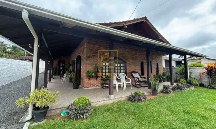 Casa de tijolinho à vista próxima ao centro de Timbó