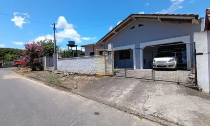 EXCLUSIVIDADE - Casa com amplo quintal no bairro Pomeranos