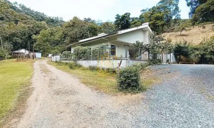Excelente sítio em Timbó com 3 casas e estrutura de lazer completa