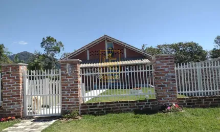 Casa de tijolinho à vista cercada pela natureza em  rio dos cedros
