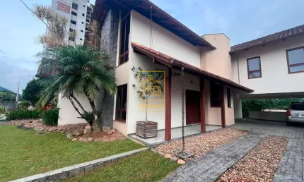 Residência de alto padrão no centro de Timbó com design exclusivo