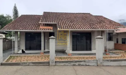Casa com garagem coberta e quintal espaçoso em rodeio