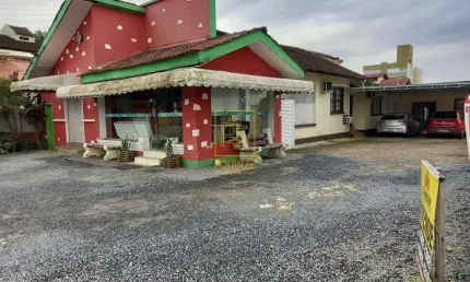 Casa com potencial comercial no bairro das capitais em timbó