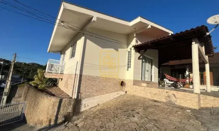 Duas casas no mesmo terreno em ótima localização em Timbó