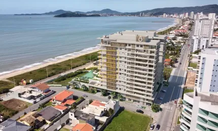 Apartamento de alto padrão com acesso direto à praia