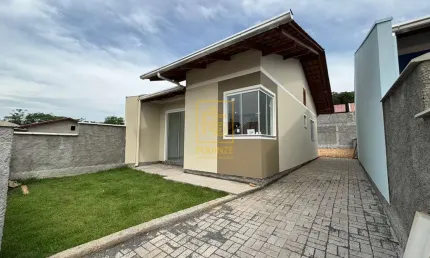 Casa com amplo quintal e excelente localização em Indaial