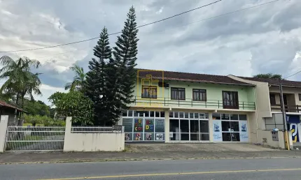 Casa semi mobiliada e com salas comerciais no Bairro das Capitais