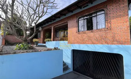 Casa bem localizada no bairro das Capitais em Timbó