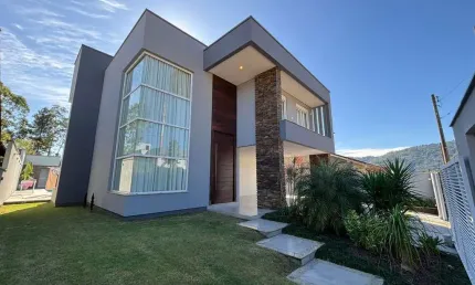 Casa mobiliada com fino acabamento em bairro nobre de Timbó