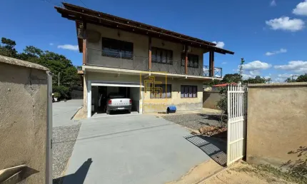 Casa grande com área de festas e fácil acesso a Blumenau