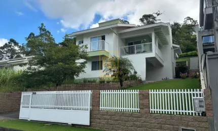 Belíssima casa com piscina aquecida e área de festas em Timbó