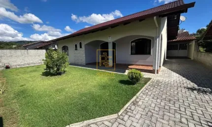 Casa com edícula em bairro nobre, a 3,4 km do centro