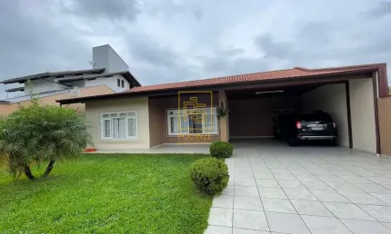 Ampla casa com área de festa em região nobre de Timbó