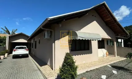 Conforto e lazer em um só lugar: casa com cozinha sob medida e espaço para piscina