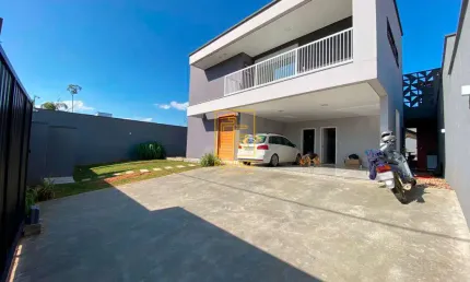 Casa de alto padrão com fino acabamento no bairro das Capitais