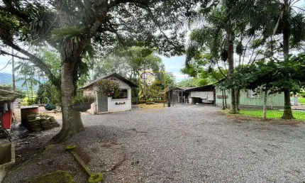 Sítio com quintal, área de cultivo e casa ampla no tiroleses