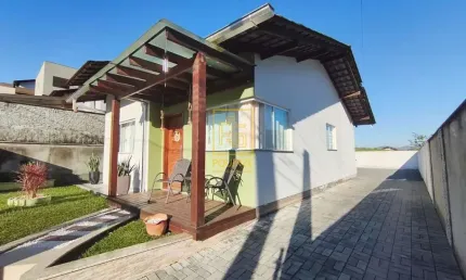Casa aconchegante com móveis sob medida e amplo quintal