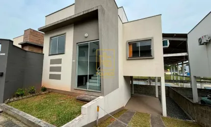 Seu Novo Lar Espera por Você: Sobrado Aconchegante com 3 Dormitórios e Sem Risco de Enchentes