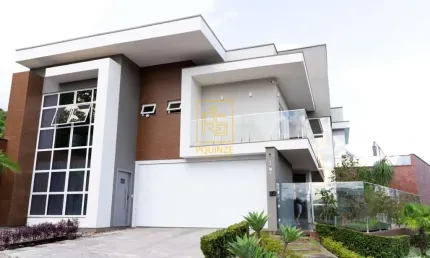 Charmosa casa com alto padrão de acabamento na Vila Germer