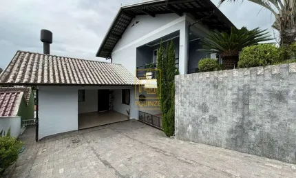 Casa de dois pavimentos e com amplo terreno em região privilegiada