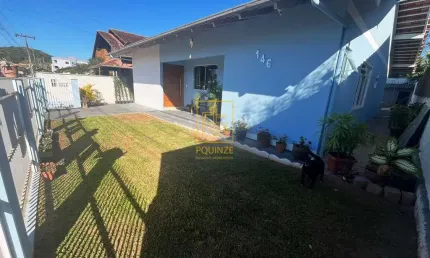Encantadora casa com ampla área externa no bairro das nações