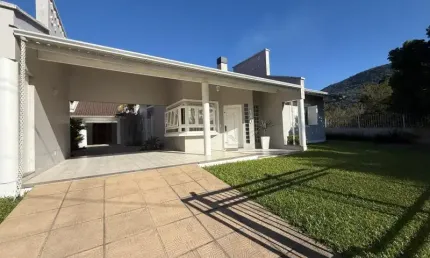 Casa no Caiu do céu em Osório, suíte com banheira e espaço gourmet