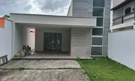 Linda casa linear com 3 quartos, sendo 1 suíte e 2 vagas