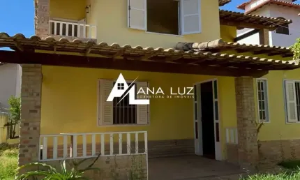 Casa bem construída, com ótima ventilação, vista livre e quintal arborizado. Espaçosa, confortável e perto de tudo, a poucos minutos do centro e das praias.