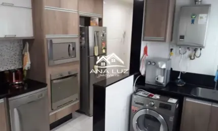 Apartamento moderno, com excelente acabamento e móveis planejados de alto padrão. Ambientes climatizados, bem iluminados e prontinhos para morar. Porteira fechada, a apenas 5 minutos da praia.