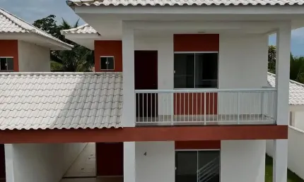 Casas novas com projeto moderno, excelente padrão de acabamento e integração entre os ambientes. Vista livre, privacidade e lazer completo em condomínio tranquilo.