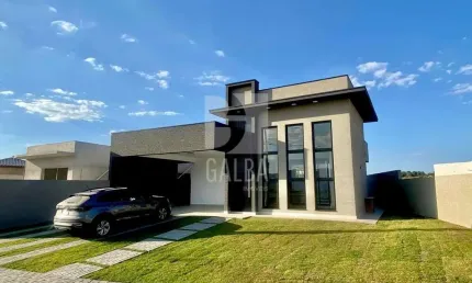 Casa de alto padrão com amplo terreno à venda em condomínio