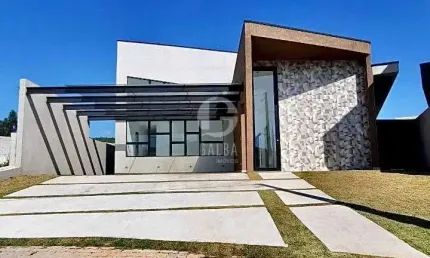 Casa térrea à venda em condomínio fechado em Atibaia