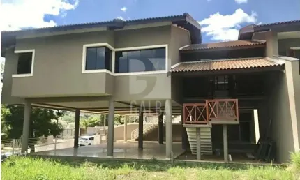 Casa de alto padrão muito ampla à venda, local privilegiado