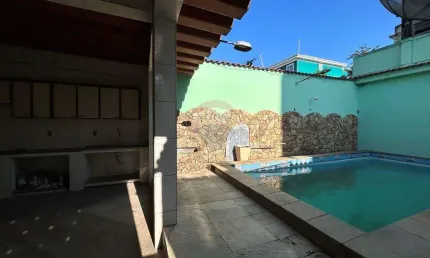 Casa com 3 quartos,  311 m² à Venda por R$ 680.000,00 no Centro de Duque de Caxias, RJ,