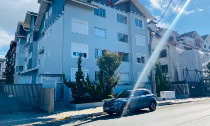 Apt com 1 dormitório(suíte) + lavabo e churrasqueira centro de Canela!