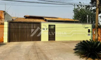 Casa com piscina e placas solares Santa Carmelia Próximo Colégio Militar