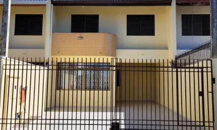 Casa com 3 quartos para alugar na Rua Rodolpho Senff, 274, Jardim das Américas, Curitiba