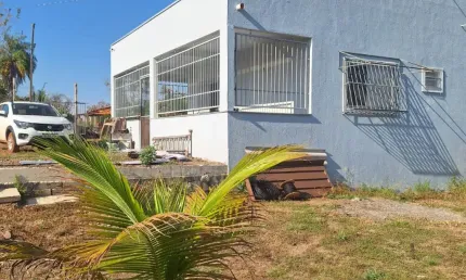 Vendo linda casa 140,00m² com 3 quartos, sendo 1 suíte, espaço para vários carros, r$ 450.000,00.